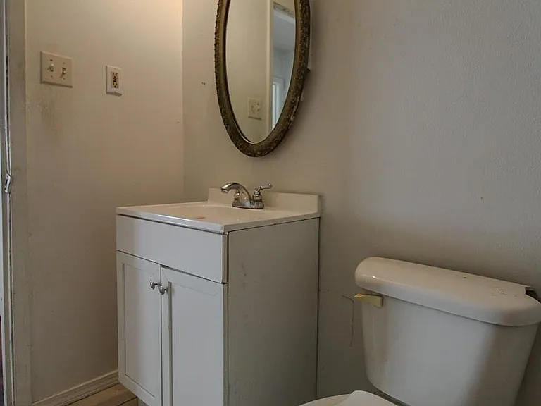 1640 Hawes Ave — Photo 11