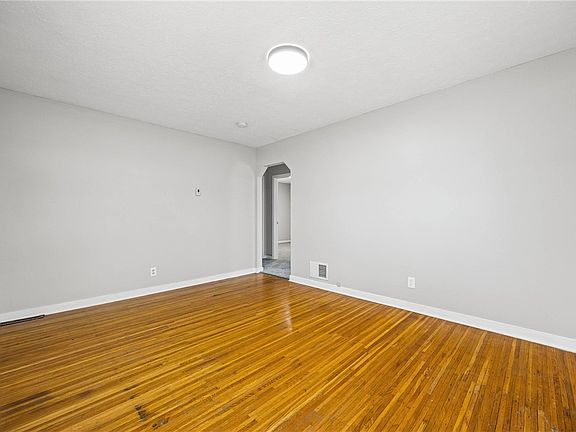 5th image of 82 Midland Ave