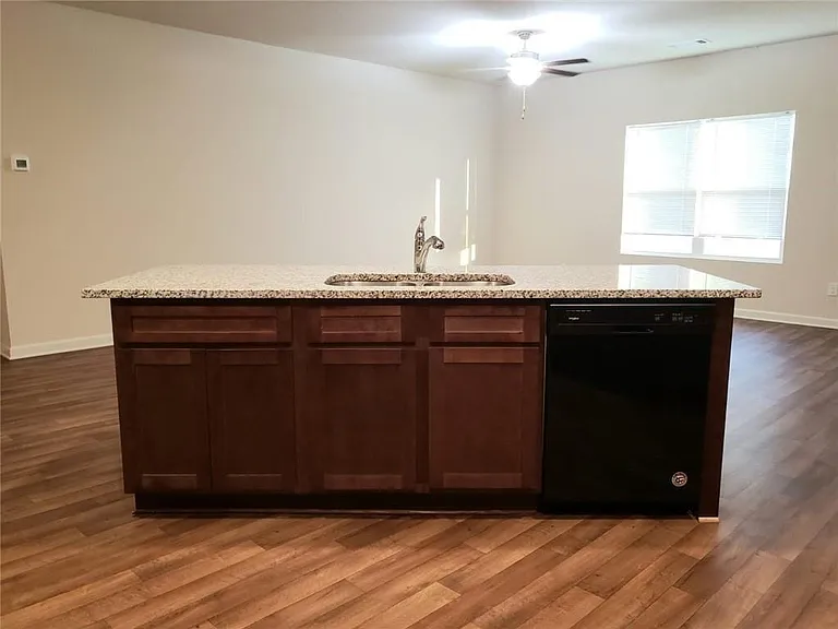 939 Independence Ave — Photo 4