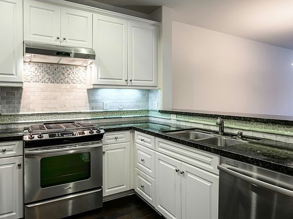 3rd image of 2349 Jefferson St Unit 121