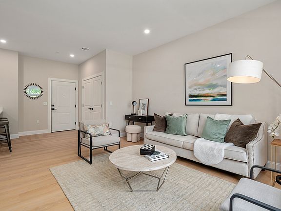 5th image of 7 Cross St #102U