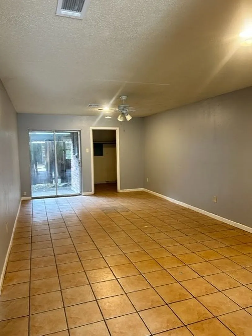 Building Photo - 10940 Roger Dr