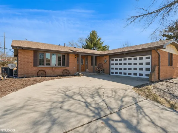 1015 Oak Dr, Beecher, IL 60401