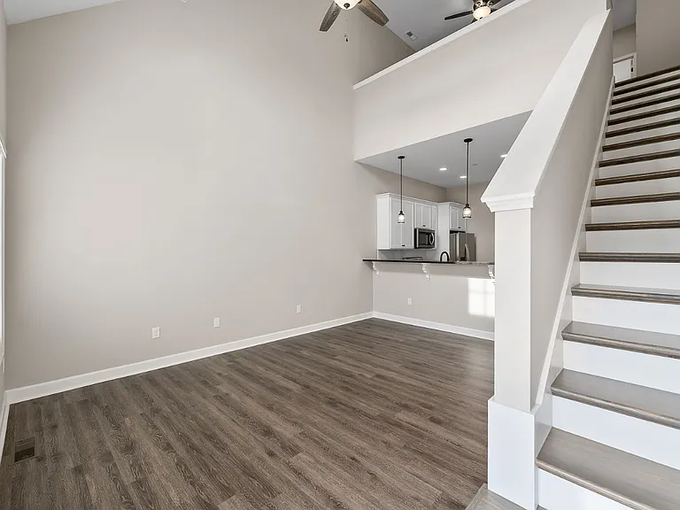 677 Glenview Dr — Photo 3