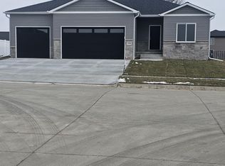 1304 Birchwood Dr, Hickman, NE 68372