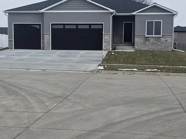 1304 Birchwood Dr, Hickman, NE 68372
