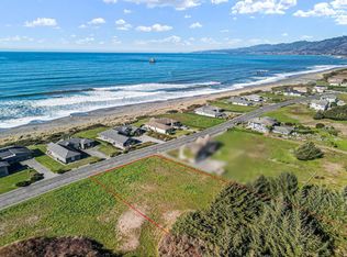 360 Shoreline Dr, Smith River, CA