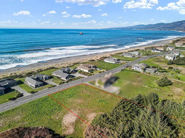 360 Shoreline Dr, Smith River, CA 95567