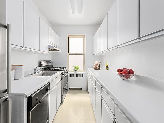 3rd image of 75 Bank St APT 5B