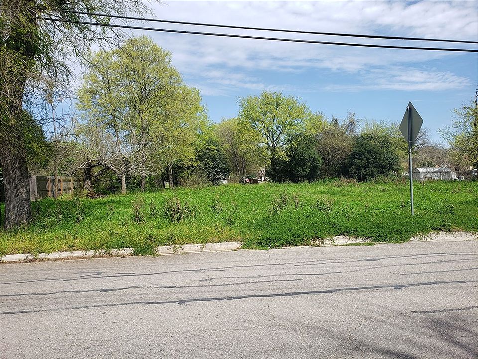 2nd image of 605 Rosewood St