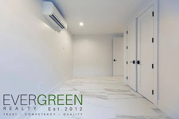 Rented by Evergreen Apartments BK | media 34