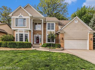 724 Woodfield Way, Rochester Hills, MI 48307