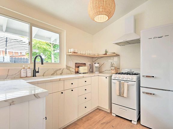 4th image of 2279 Pierpont Blvd