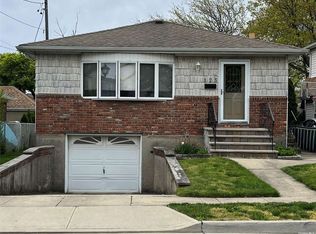 125 Beebe Rd, Mineola, NY 11501