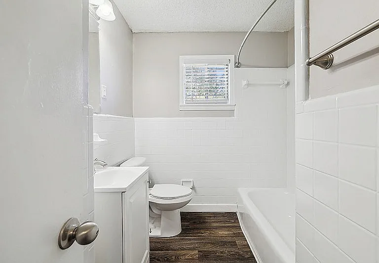 Mirabeau Apartments — Photo 10