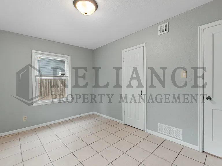 2106 S Madison Ave — Photo 9