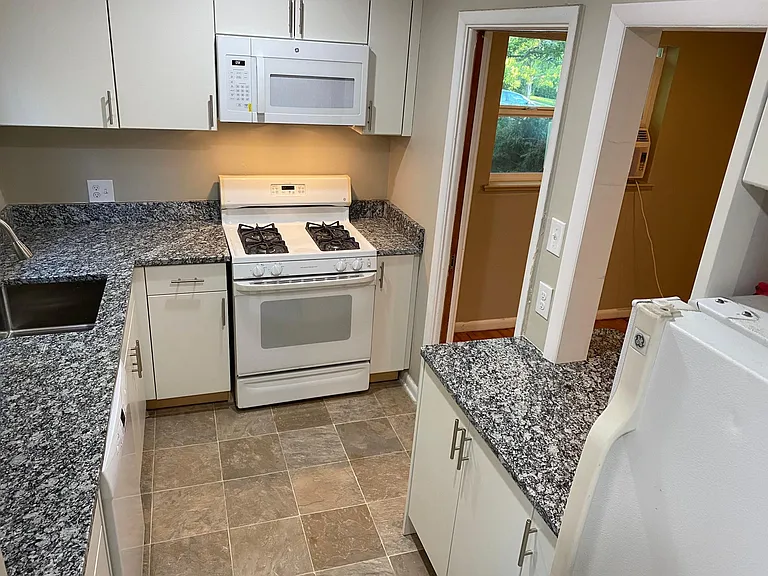 831 N Forest St — Photo 6