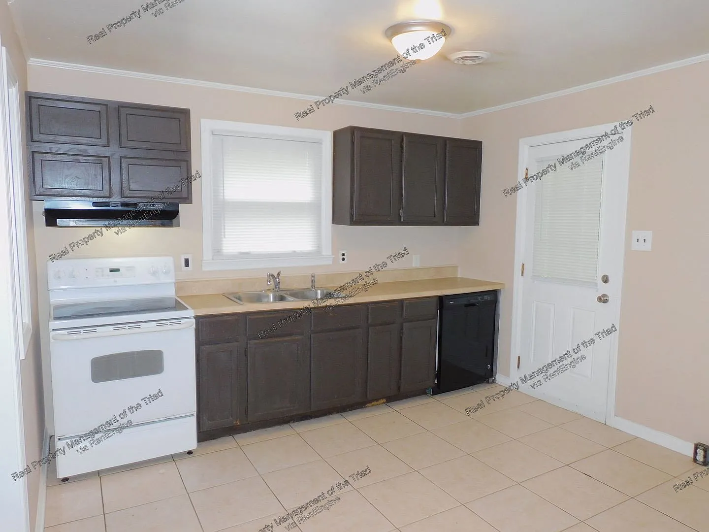 3 bed, 2.0 bath, 1950 sqft, $1,350 — Photo 3