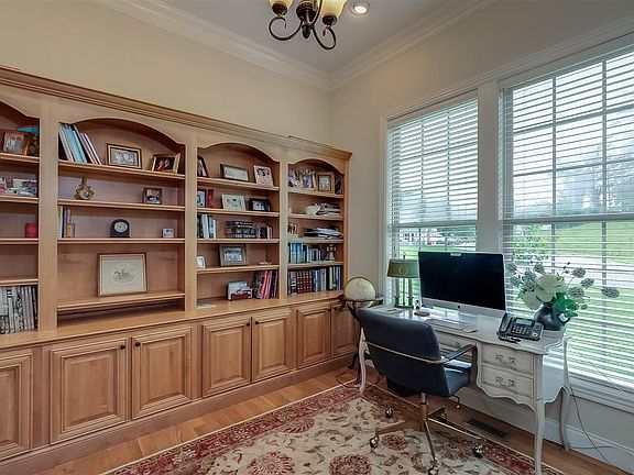 5th image of 294 Deerfoot Dr