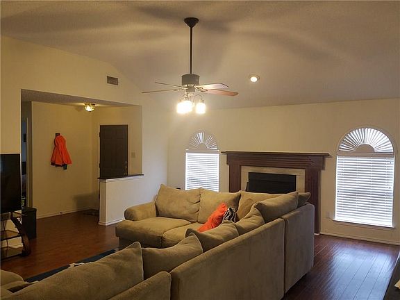 2nd image of 833 Ledgemont Dr
