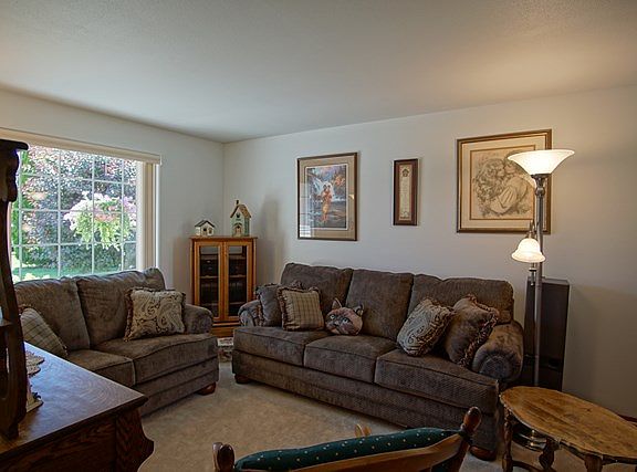 3rd image of 368 NE Fernwood Pl