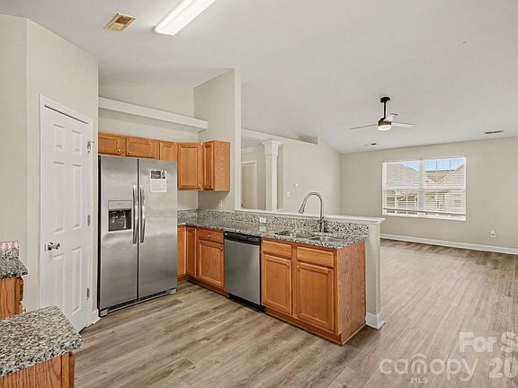 5th image of 257 Periwinkle St