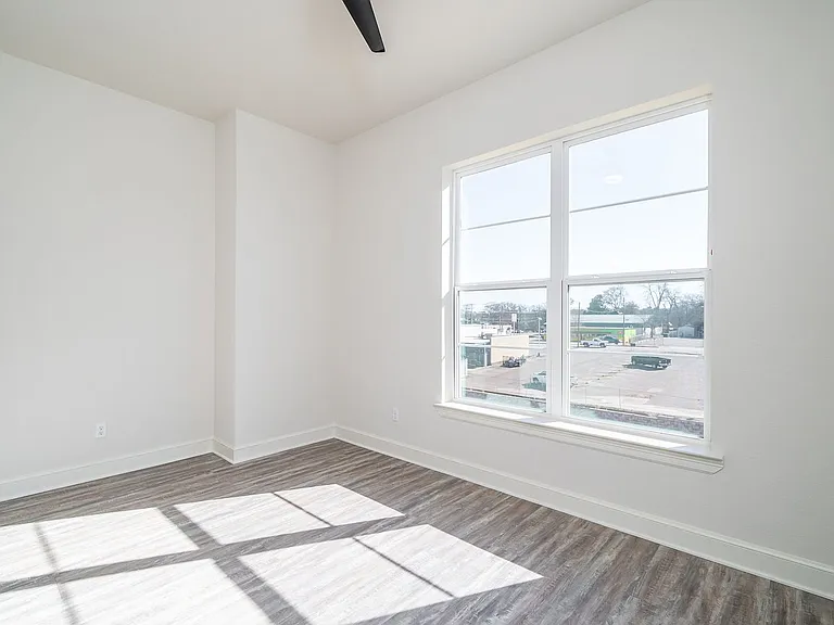528 W Erwin — Photo 18