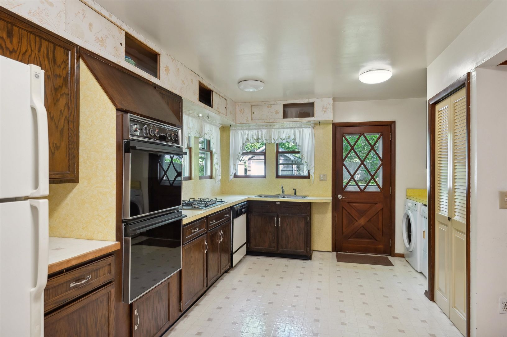  Kitchen & Main Level Washer/Dryer