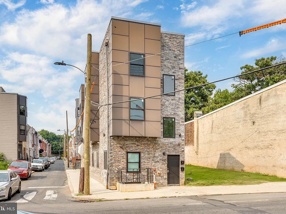 1225 W Dauphin St #3