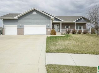 555 Sandstone Cir, Dakota Dunes, SD 57049