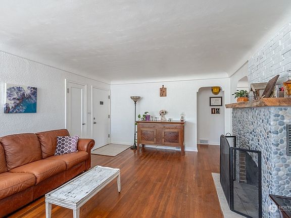 5th image of 1007 C St SW