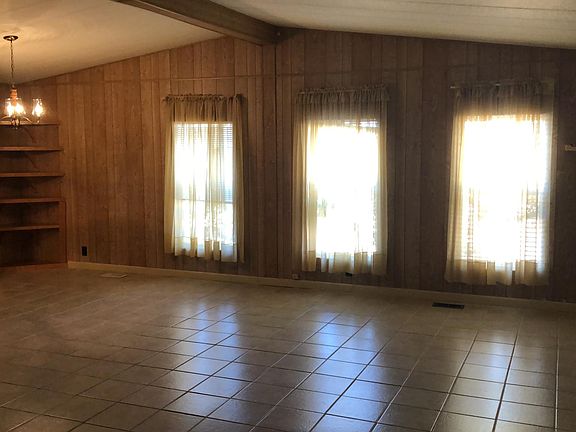 Living Room/Dining Area