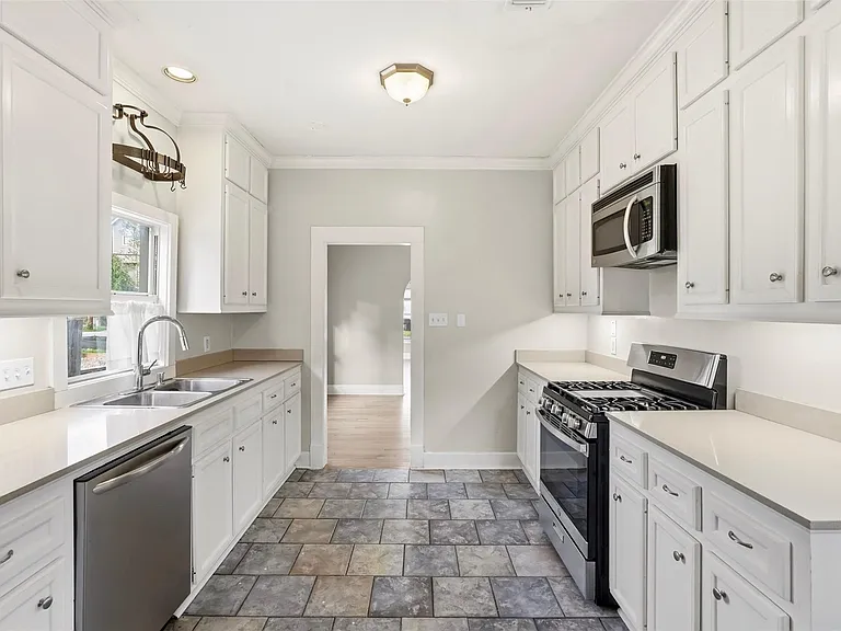 2223 Singleton St — Photo 14