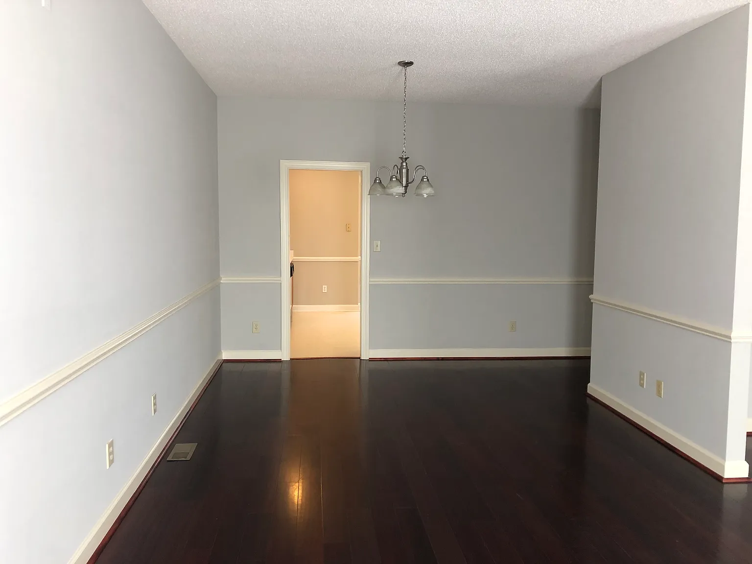 3 bed, 2500 sqft, $2,200 — Photo 2