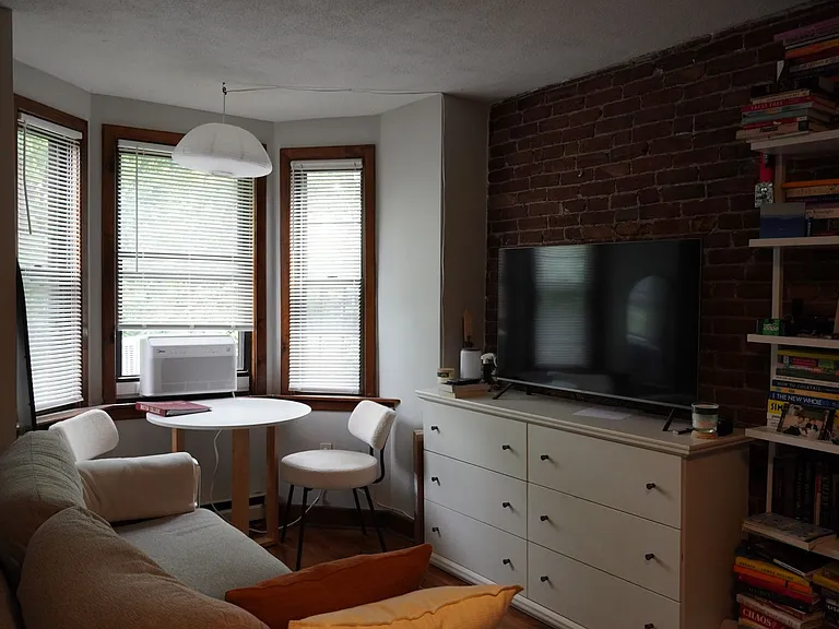 10 Wellington St — Photo 8
