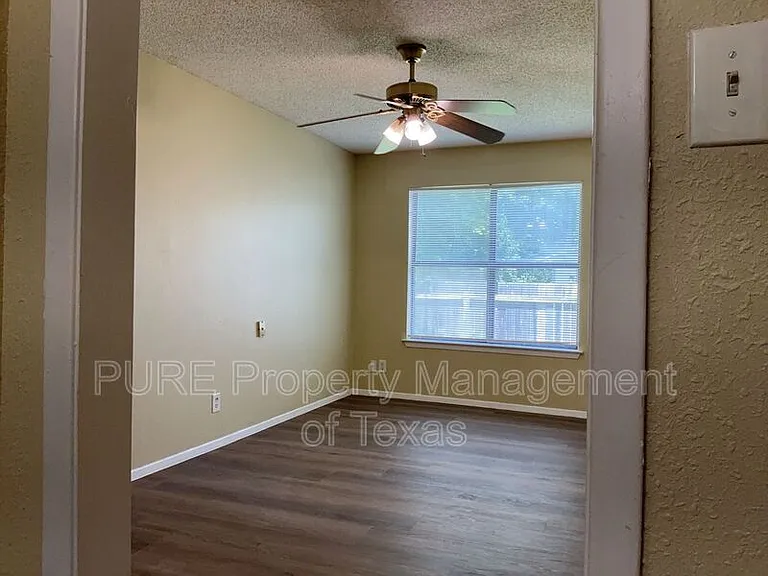 604 Country Aire Dr #B — Photo 11