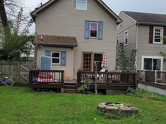 Nice deck in a quiet neighbo