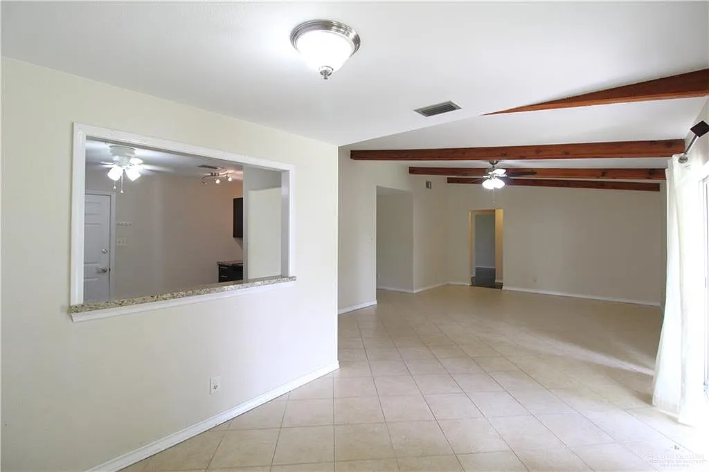 3 bed, 2.0 bath, 1388 sqft, $1,650 — Photo 3