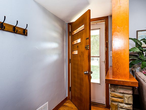3rd image of 233 Hunter Dr