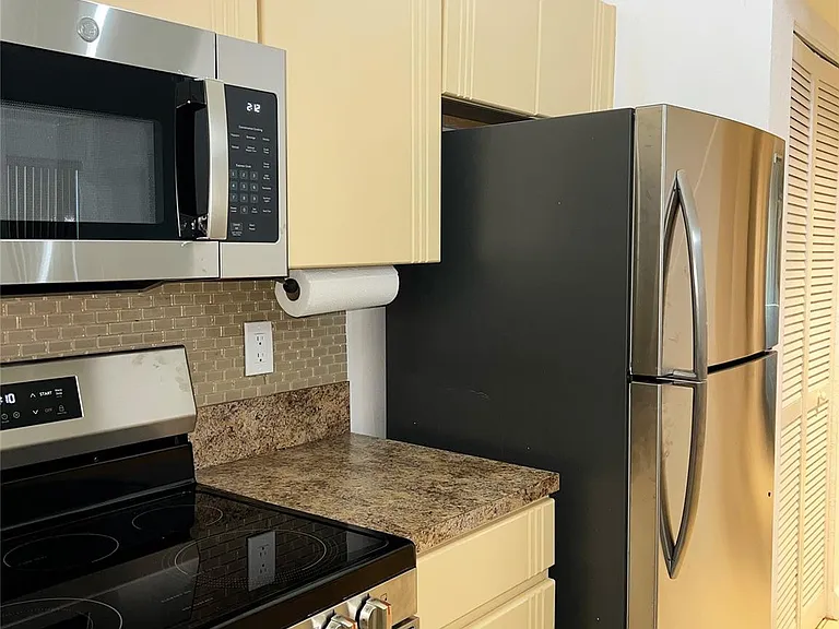 2850 N Oakland Forest Dr #215 — Photo 6
