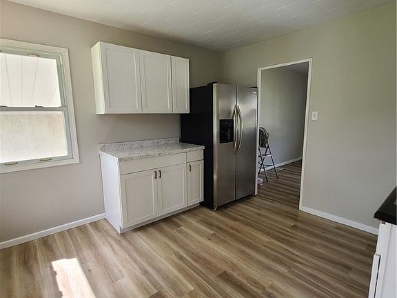 5th image of 136 Hutchinson Dr