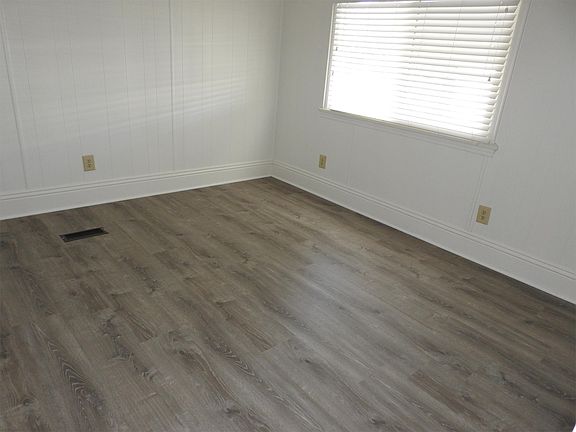 3rd image of 925 Whitecliff Way