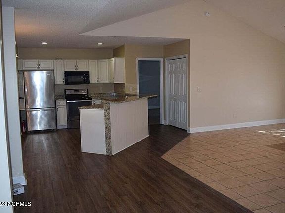3rd image of 224 Shellbank Dr