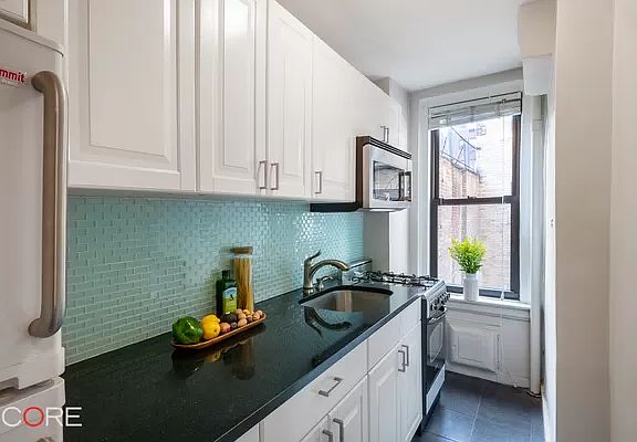 3rd image of 321 E 54th St APT 6E
