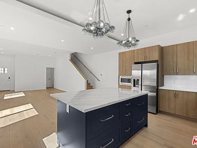 824 N Orange Grove Ave — Photo 3