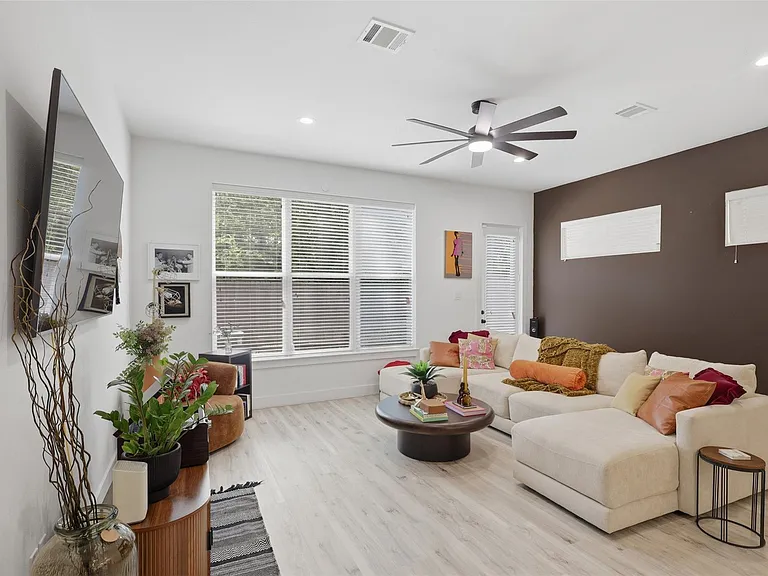 6833 Paris St — Photo 4