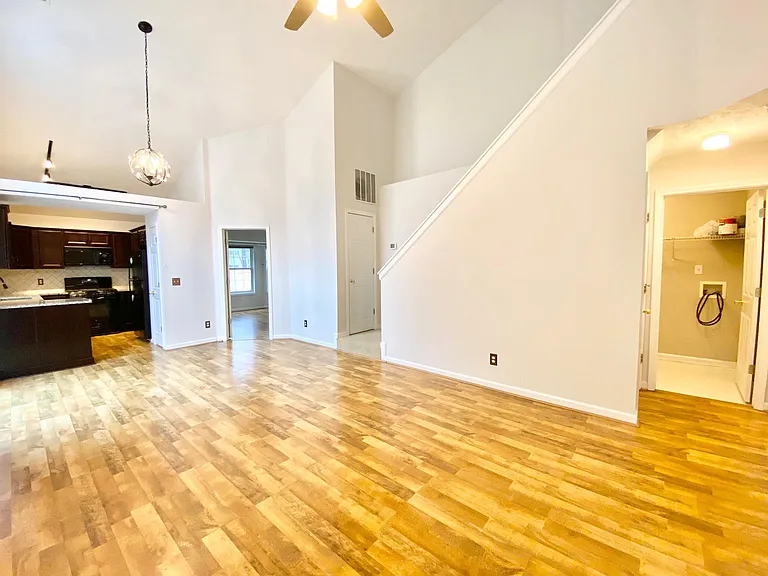 685 Chantress Ct — Photo 2