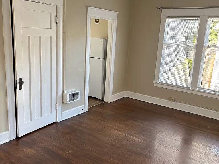 220 Belmont Ave E — Photo 18
