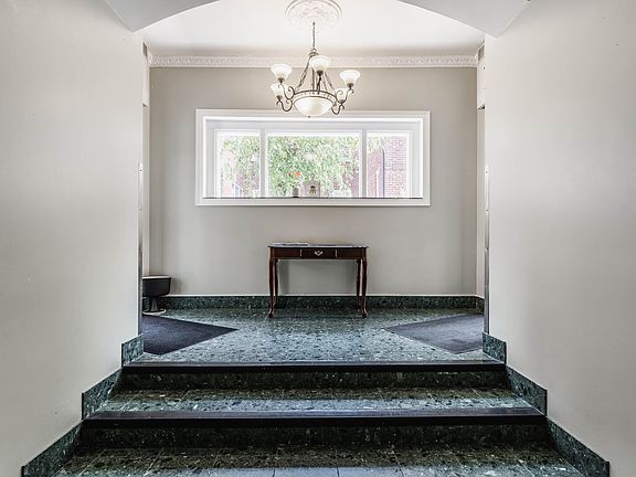 5th image of 230 E 9th St APT 304