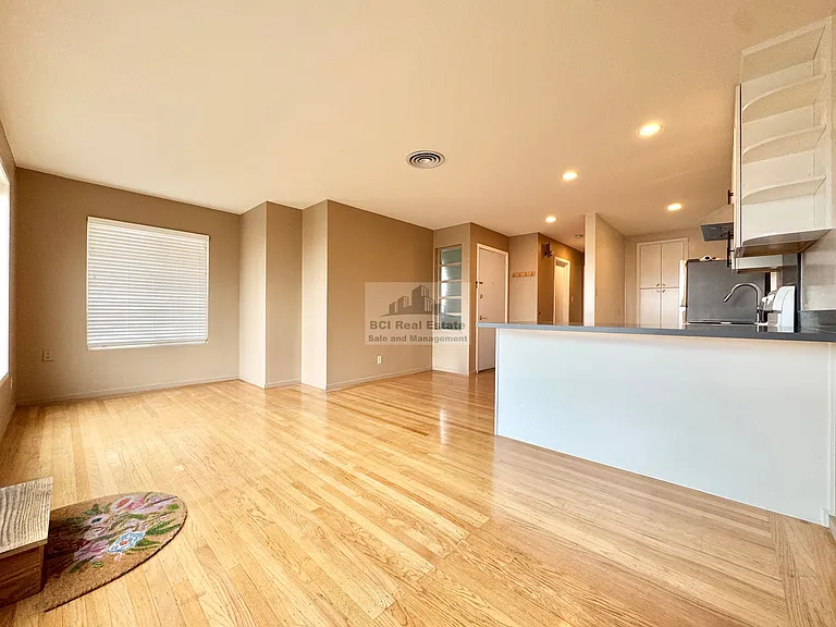 727 N Point St — Photo 4